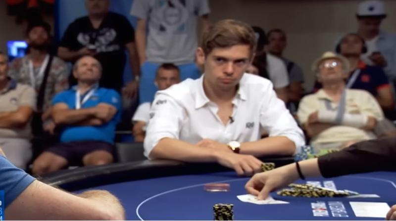 Fedor Holz, con camisa blanca, en una mesa televisada con público detrás